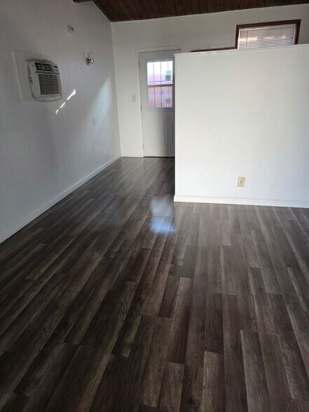 3250 Living room - 3250 1/2 Walnut Grove Ave