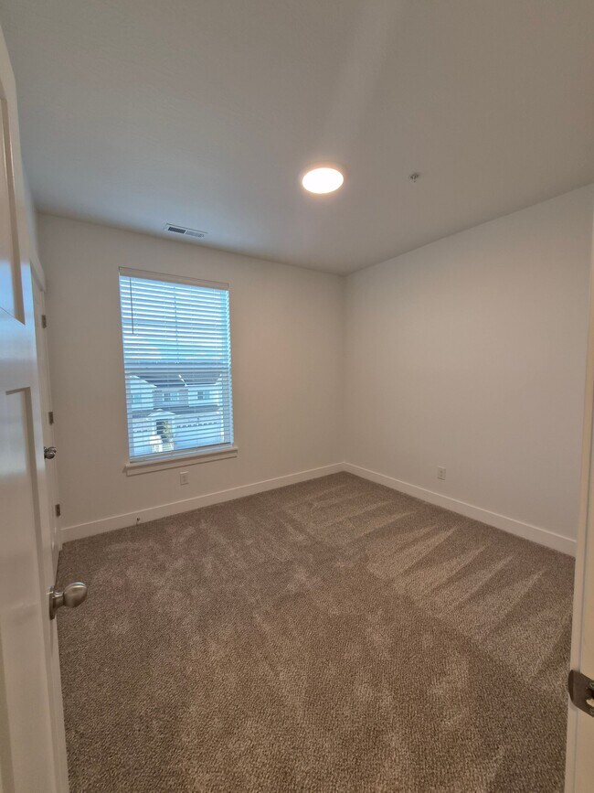 Building Photo - 693 S 4500 S