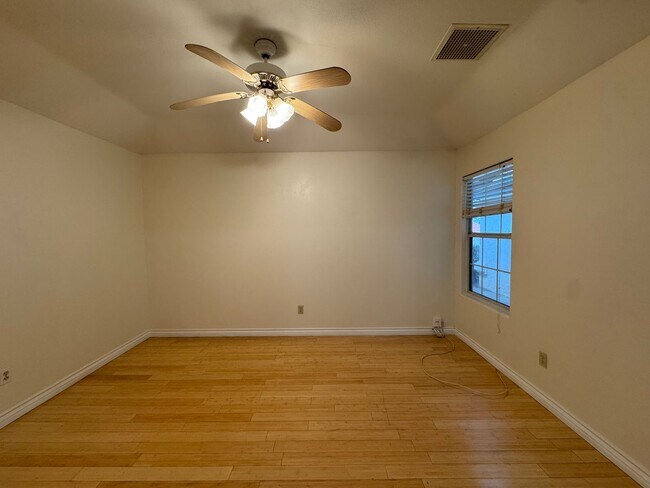 Building Photo - NE Bakersfield home with a sunroom!