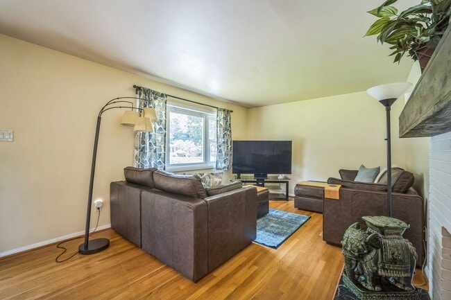 Building Photo - Charming 4 Bedroom Brick Home - Ideal Loca...