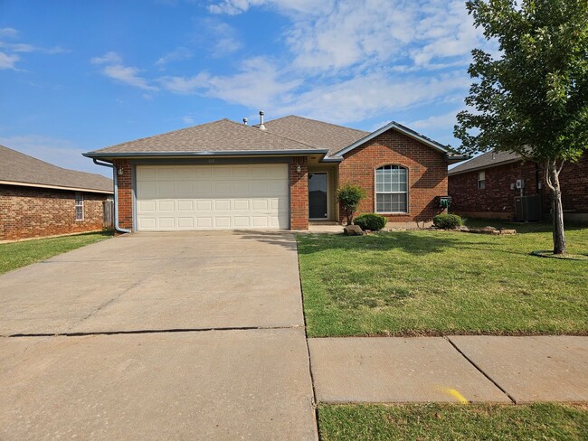 Building Photo - (3) Bed/(2) Bath in S Moore Avail NOW! Pet...