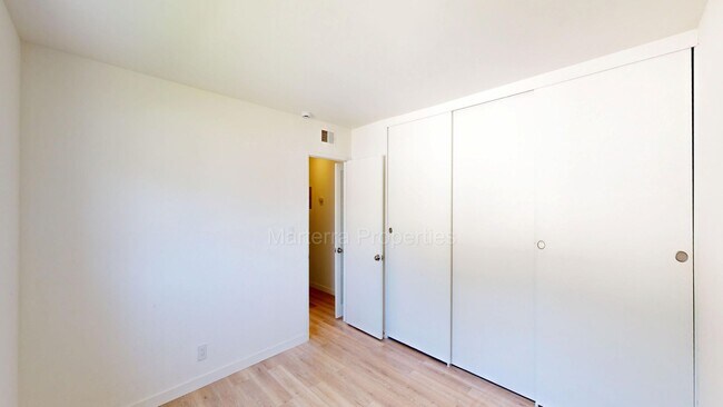 Building Photo - Ren Cir