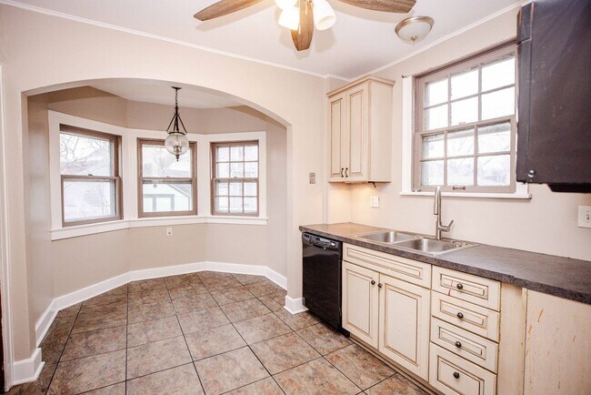 Building Photo - Three bedroom one bath home available for rent located in Library Disctrict West Toledo!