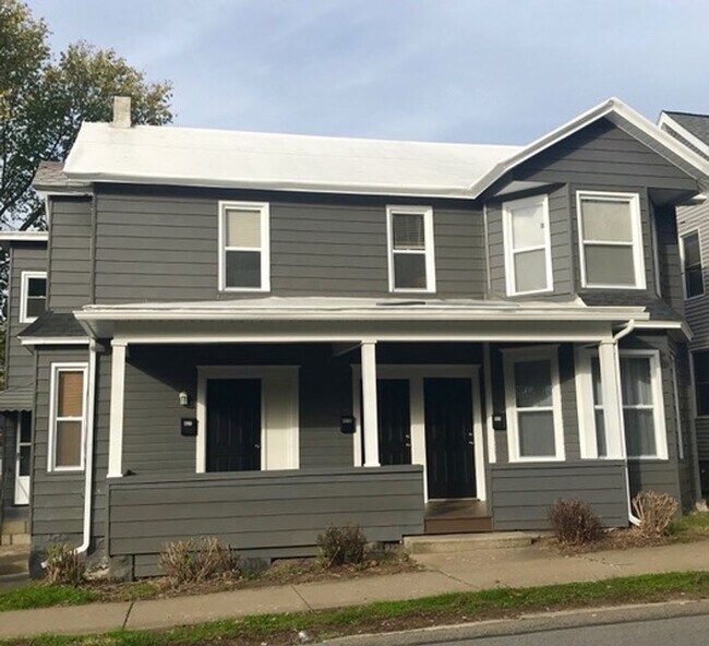 Building Photo - 427 Poplar St