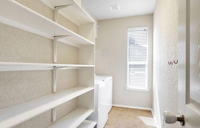 Building Photo - $1000 Off February's Rent! - IMMACULATE Well-Maintained 3bd/2ba/2gar In Alamo Ranch!