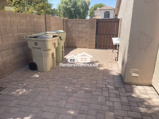 Building Photo - Hillcrest Beauty 4bed 3bath P00L Grass Bac...