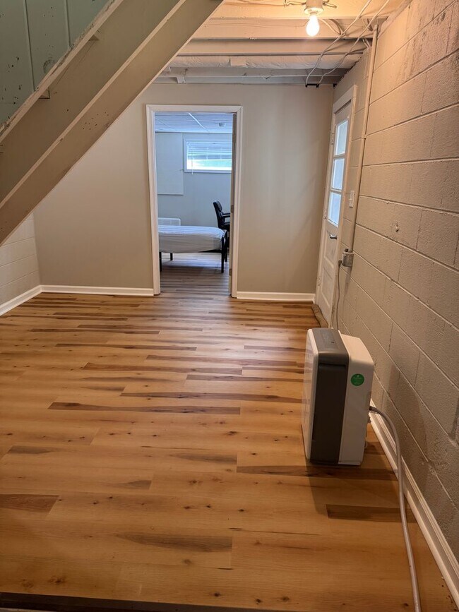 Building Photo - 4 Bedroom || 2 Bathroom Single Family Home