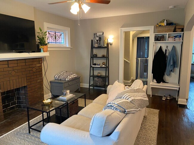 Building Photo - Large Spacious Home with 2 Car Garage in South Hampton