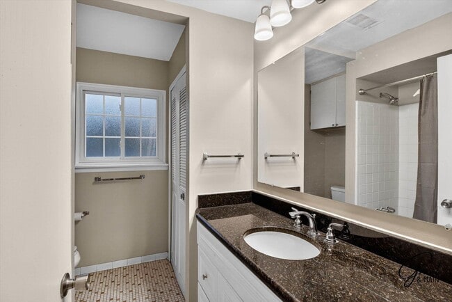 Building Photo - 8180 Crestview Dr