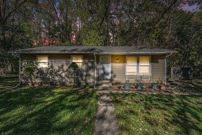 Building Photo - 1550- Chic 3BR Ranch in Parchment - Sleek,...