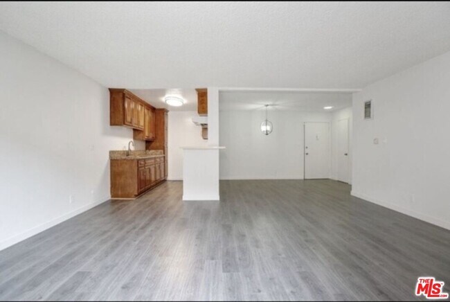 Building Photo - 855 Victor Ave