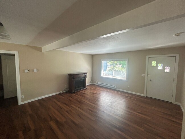 Building Photo - 3 Bed, 2 bath Rambler Home w/utilities included in Skyway, $3,135/mo.