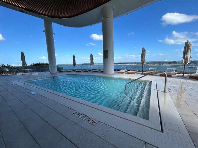 Building Photo - 175 SE 25th Rd