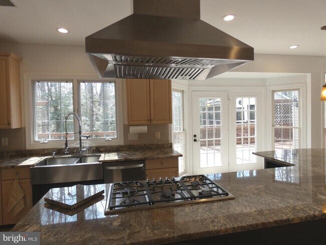 Building Photo - 6422 Lake Meadow Dr