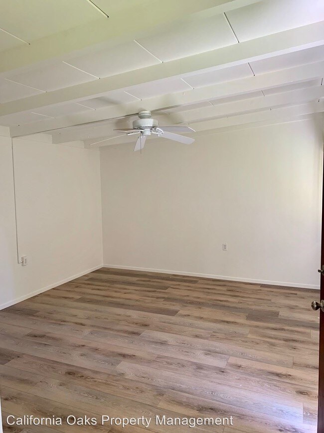 Building Photo - 409 E Oak St