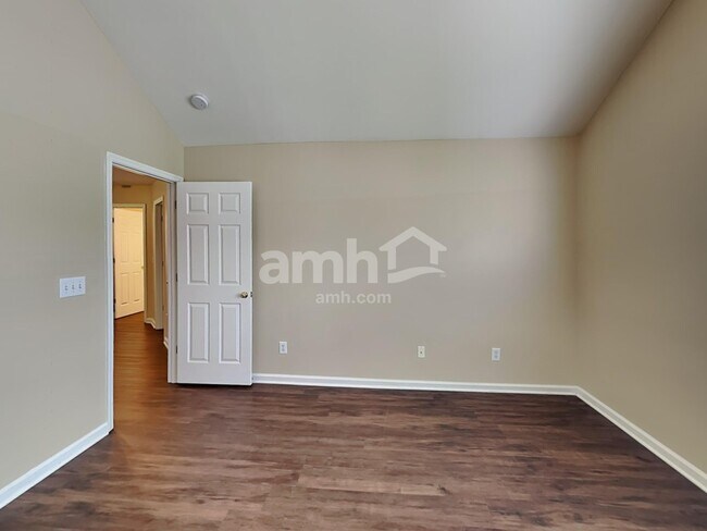 Building Photo - 1542 Cardinal Ln