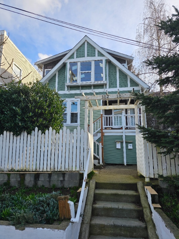 Building Photo - 102 12th Ave E