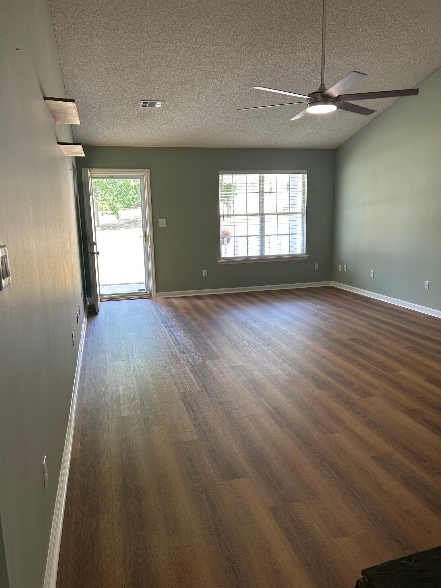 Building Photo - 111 Mockingbird Dr