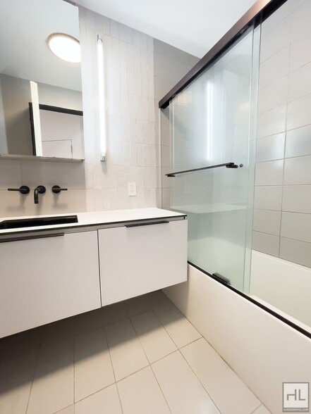 Building Photo - Spacious 2-Bed 1 Bath / Carroll Gardens