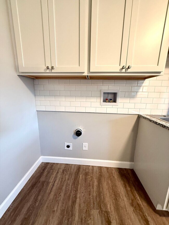 Building Photo - 301 Lesher Dr