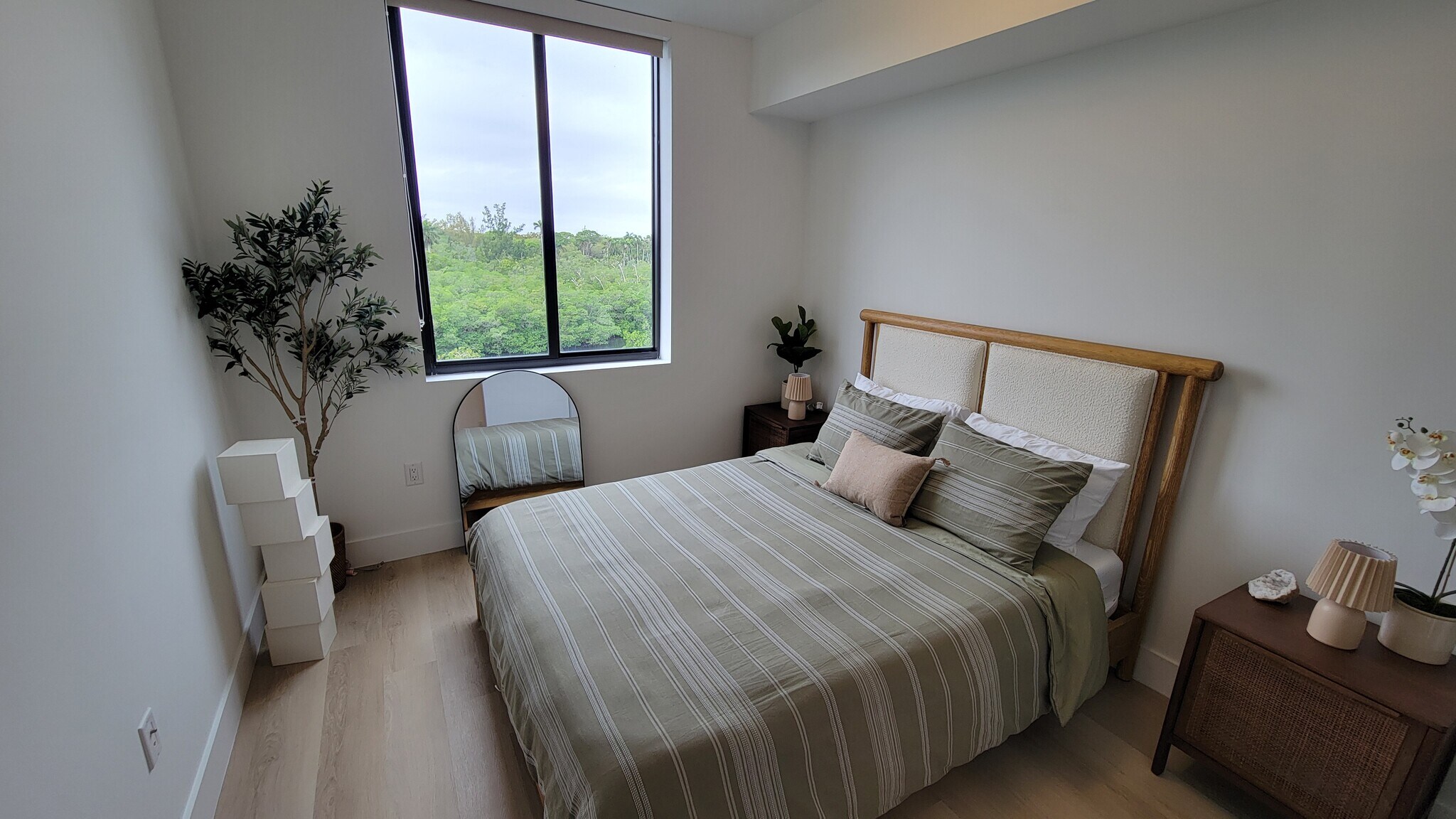 Building Photo - 2490 NE 182nd St