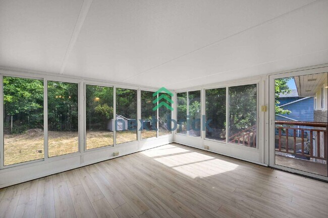Building Photo - Charming 3-Bedroom Edmonds Home with 2 Full Baths and Spacious 1982 Sq. Ft. Living Space!