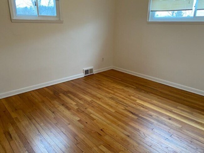 Building Photo - Well Kept Duplex in the Shaler Area