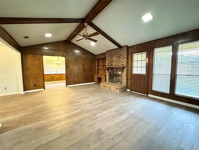 Building Photo - 1925 Glen Hill Dr