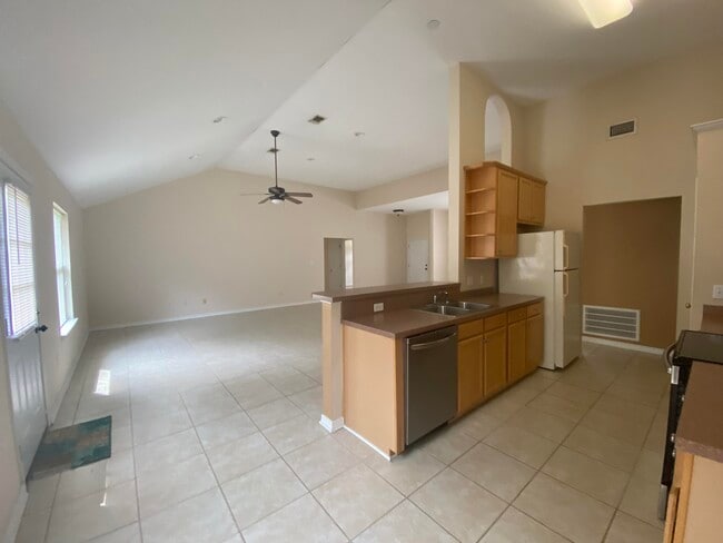 Building Photo - 2360 Crescent Rd