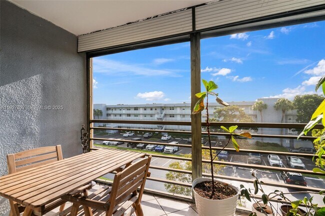 Building Photo - 116 Royal Pk Dr