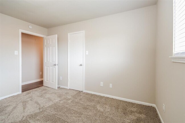 Building Photo - 14003 Apple Dr