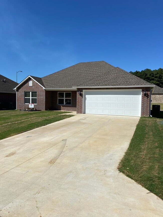 Building Photo - *Pre-leasing* Three Bedroom | Two Bathroom...