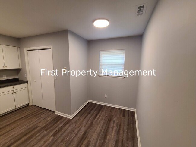 Building Photo - Remodeled - East Ridge Townhouse