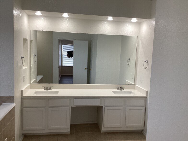 Building Photo - 1704 Gnu Gap