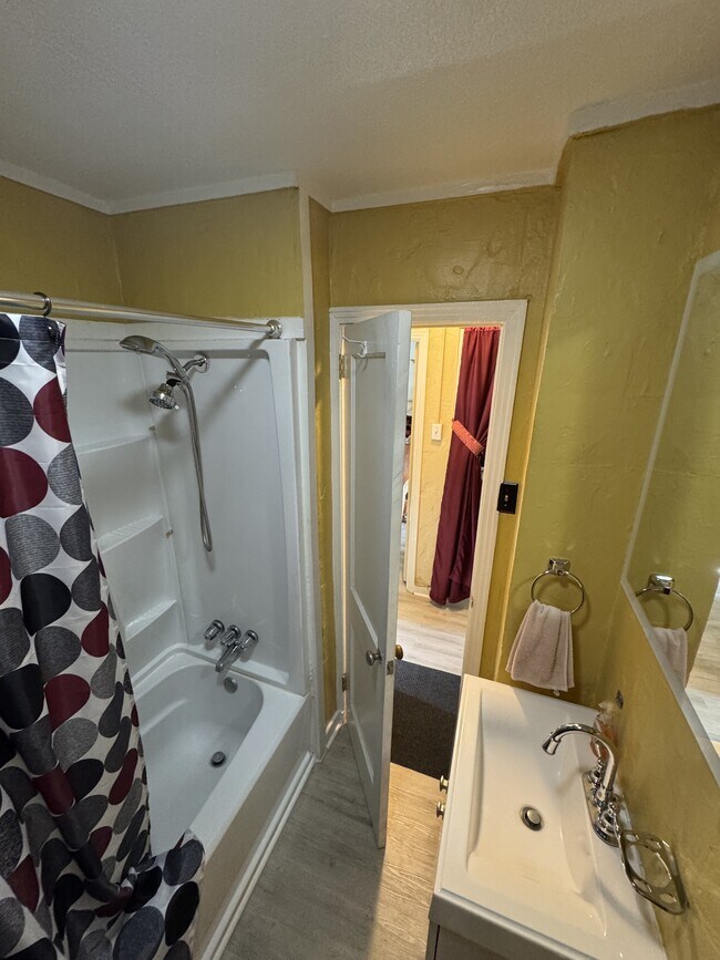 Building Photo - 1612 Pepper Dr