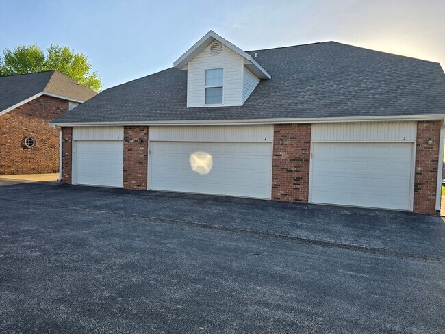 Building Photo - Capri Townhomes