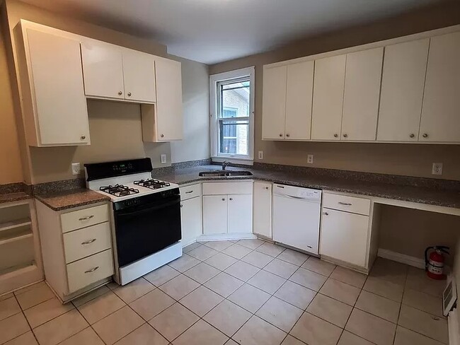 Building Photo - 576 Bay St