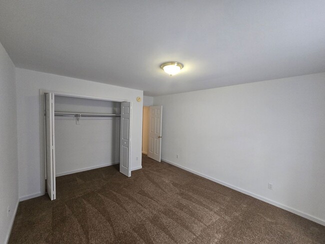 Building Photo - 3 bedroom rancher  in City of Colonial Hei...
