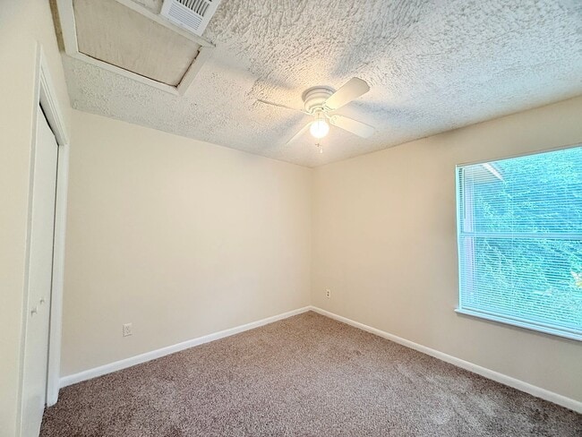 Building Photo - Spacious Triplex - Water Included