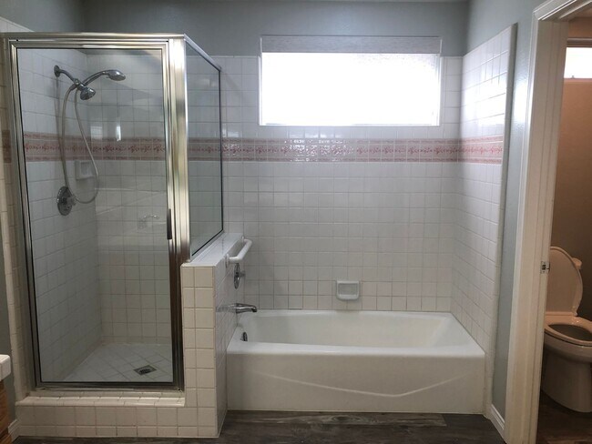 Building Photo - 3 bedroom 2 bathroom Home in Silver Lakes!...