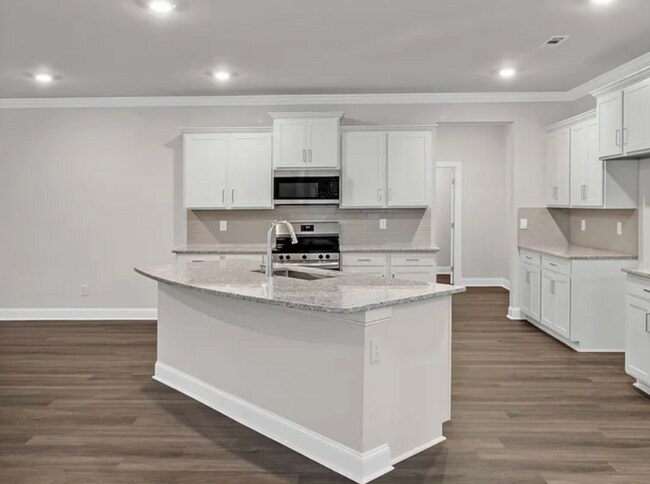 Building Photo - THREE CAR GARAGE in Resort Community