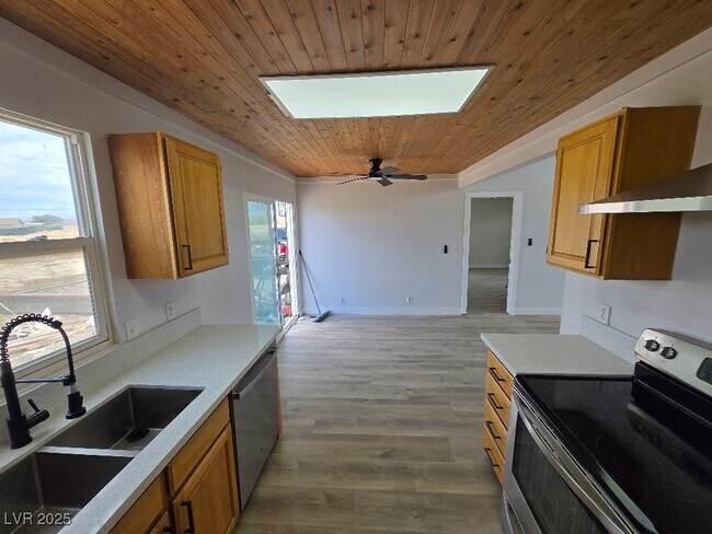 Building Photo - 270 W Patricia Ave