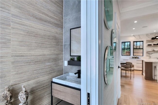 Building Photo - 18 Danbury Ave