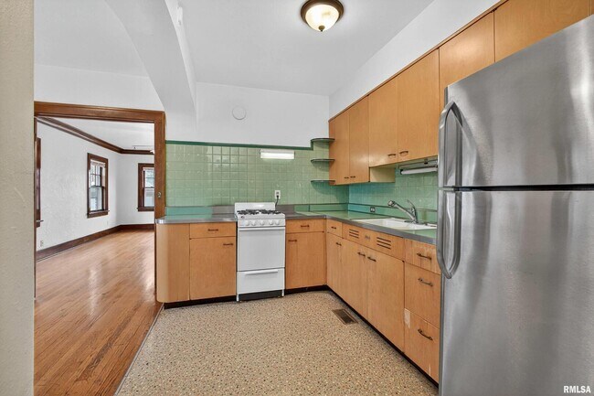 Building Photo - 318 W Columbia Ave