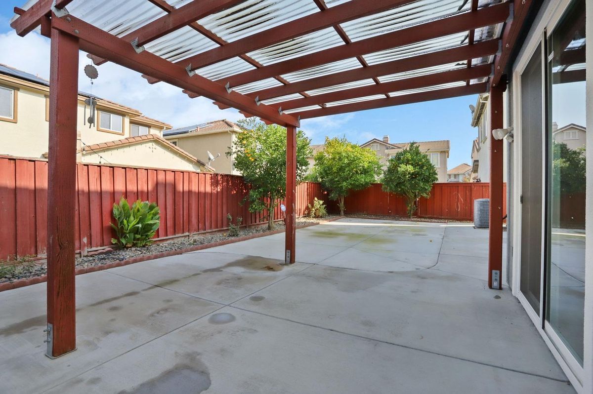 Building Photo - 353 Rosebriar Pl