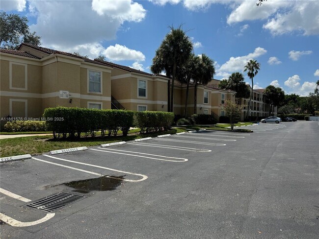 Building Photo - 977 Riverside Dr