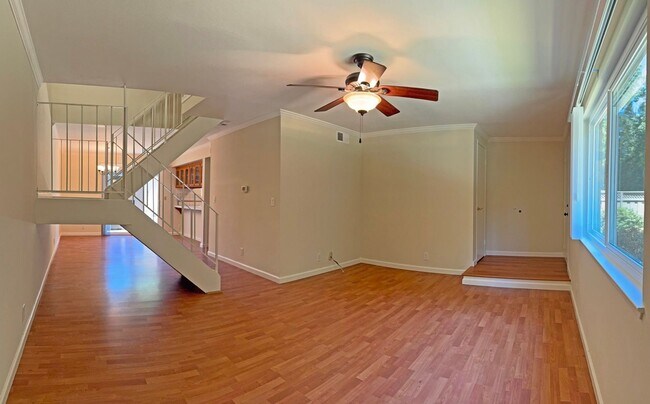 Building Photo - Beautifully Updated 3 Bedroom, 2.5 Bathroom Townhome!