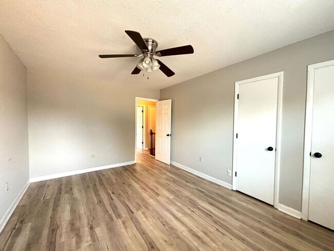 Building Photo - Available now. Water included! Great 2BR/1.5 BA Townhouse in Central James Island!