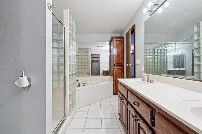 Building Photo - 805 Arlington Dr