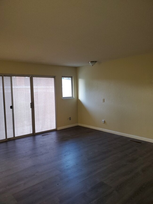 Building Photo - Modesto 3 bedroom 2.5  bathroom off McHenry